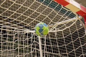 Dura lezione nei Paesi Bassi per le Azzurre della pallamano (42-19) nel debutto delle qualificazioni EHF Euro 2026. Prossima sfida cruciale: Italia-Svizzera a Chieti.