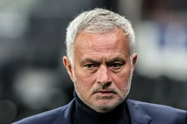 Mourinho accende Real Madrid-Inter: elogio a Chivu e frecciata sul calendario
