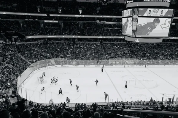 NHL, notte di spettacolo: Rangers da record, Toronto torna a vincere